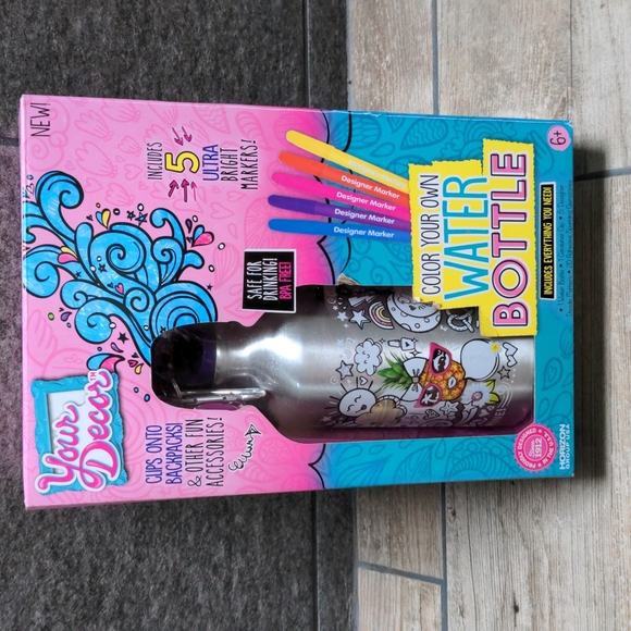 NIB Kid's Color Your Own Water Bottle Set - Picture 1 of 3